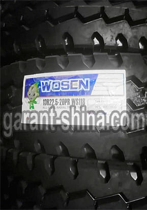 Wosen WS118 (универсальная) 13 R22.5 156/152L 20PR - Фото протектора с этикеткой вблизи